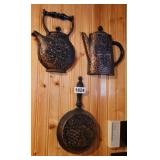 3 PLASTIC WALL HANGERS *KETTLE, POT AND SKILLET