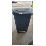 RUBBERMAID TRASHCAN WITH FOOT PEDAL
