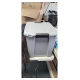 TOTE WITH LID