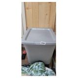 TOTE WITH LID