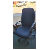 OFFICE CHAIR *NEEDS CLEANED *DOESNT ROLL WELL