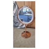 MAGNIFYING MIRROR