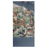 US ARMY SHIRT, SIZE MEDIUM REGULAR, W NAMES, PATCE