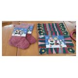 4 PLACEMATS AND 2 STOCKINGS
