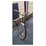 VINTAGE SCHWINN BIKE *NEEDS TIRES