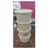 (4) PLASTIC BOWLS WITH LIDS