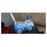 KIDDIELAND FROZEN PUSH LIGHTS AND SOUNDS RIDE ON
