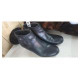 SHOE BOOTS, GENTLY USED
