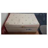 JEWELRY BOX OF JEWELRY