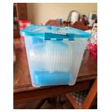 TOTE OF FOOD STORAGE CONTAINERS