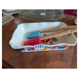 PIONEER WOMENDISH AND 2 SPATULAS