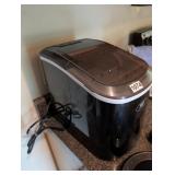 ICE MAKER *NEEDS CLEANED