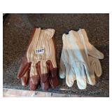 2 PAIRS OF GLOVES