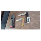 2 FOLDING KNIVES AND MASE