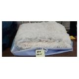 WHITE THROW BLANKET *NEW