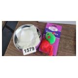 2 CAT CALMING COLLARS AND MOUSE TOY