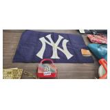 NY YANKEES ACCENT RUG, PURSE