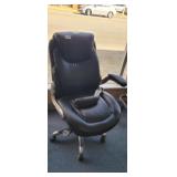 NICE  ROLLING OFFICE CHAIR (ARM NEEDS BOLT)