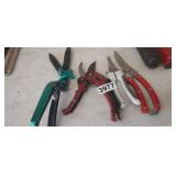 LOT OF GARDEN TOOLS
