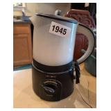 MR COFFEE HOT BEVERAGE MAKER