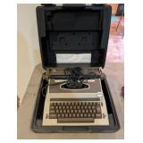 VINTAGE ROYAL TYPEWRITER IN CASE