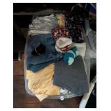 TOTE OF WOMENS CLOTHES *MIXED SIZES