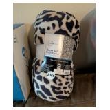 PLUSH THROW BLANKET *NEW