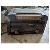 VINTAGE RADIO *DOESNT TURN ON