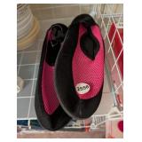 WATER SHOES SIZE M *NEW