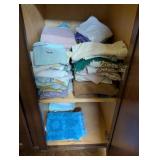 LOT OF TOWELS AND WASHCLOTHS