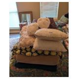 LOT OF LINENS AND PILLOWS