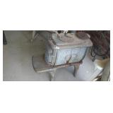 VINTAGE WOOD BURNING STOVE (HAS CRACK)