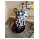 BASKET WITH UMBRELLAS
