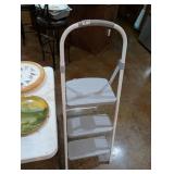 RUBBERMAID STEP STOOL LADDER
