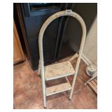 STEP LADDER *BROKEN HINGE
