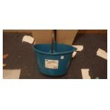 EASY POUR 11 QUART BUCKET AND SCRUB BRUSH