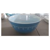 SNOWFLAKE GARLAND PYREX MIXING BOWL 2 1/2 QUART