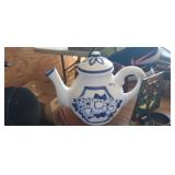 TEAPOT WITH FLORAL DESIGN