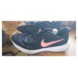 NIKE SHOES, SIZE 6 YOUTH, GENTLY USED