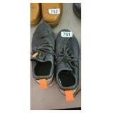 NIKES SIZE 9.5