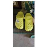 CROCS SIZE 7