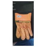 PAIR OF GLOVES