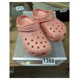 CROCS SIZE 7 IN WOMENS