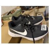 NIKE SHOES SIZE 7