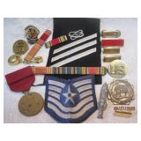 Lot Military Pins & Patches |