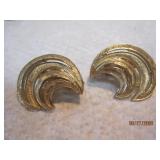Crown Trifari Gold leaf earrings | 1.-