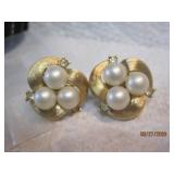 Crown Trifari Gold tone + Pearls | .75