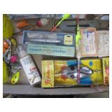 Box lot fishing Items Lures & hooks |