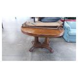oak round table w/ 2 leaves
