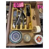Flat of kitchen items: cutlery and organizer,